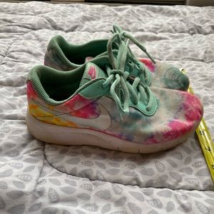 Girls Nikes in used condition